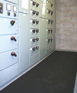 Mata elektroizolacyjna ; napięcie robocze 650V, napięcie maksymalne 15 000 V. Maty elektroizolacyjne dla elektryków do stosowania w obszarze otwartych rozdzielnic elektrycznych oraz w pobliżu urządzeń pracujących pod wysokim napięciem.