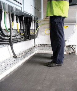 Mata elektroizolacyjna - posiada aprobatę VDE. Mata elektroizolacyjna; zastosowanie w obszarze otwartych rozdzielnic elektrycznych oraz przy urządzeniach pracujących pod wysokim napięciem.