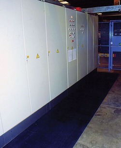 Mata elektroizolacyjna spełniająca wymagania normy BS EN 61111:2009 Maty elektroizolacyjne do stosowania w obszarze otwartych rozdzielnic elektrycznych oraz w pobliżu urządzeń pracujących pod wysokim napięciem