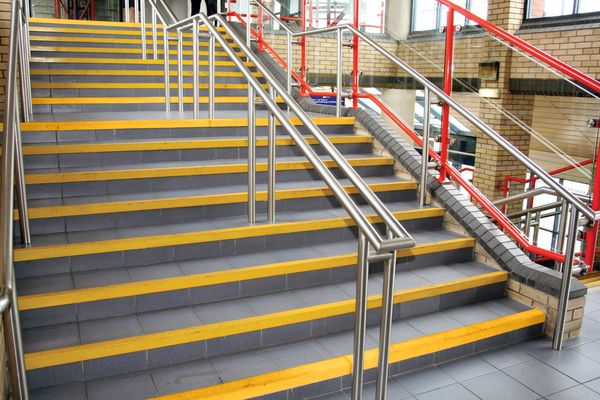 nakładki antypoślizgowe na krawędzie schodów z laminatu 